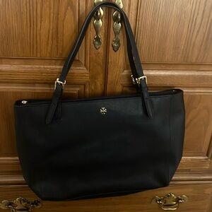 NWOT Tory Burch Saffiano leather tote bag with padded compartment